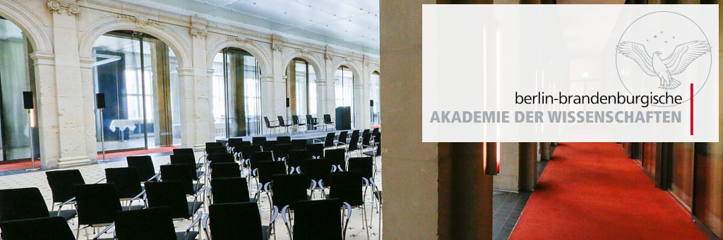 großer Konferenzsaal mit Stühlen und dem Logo der BBAW